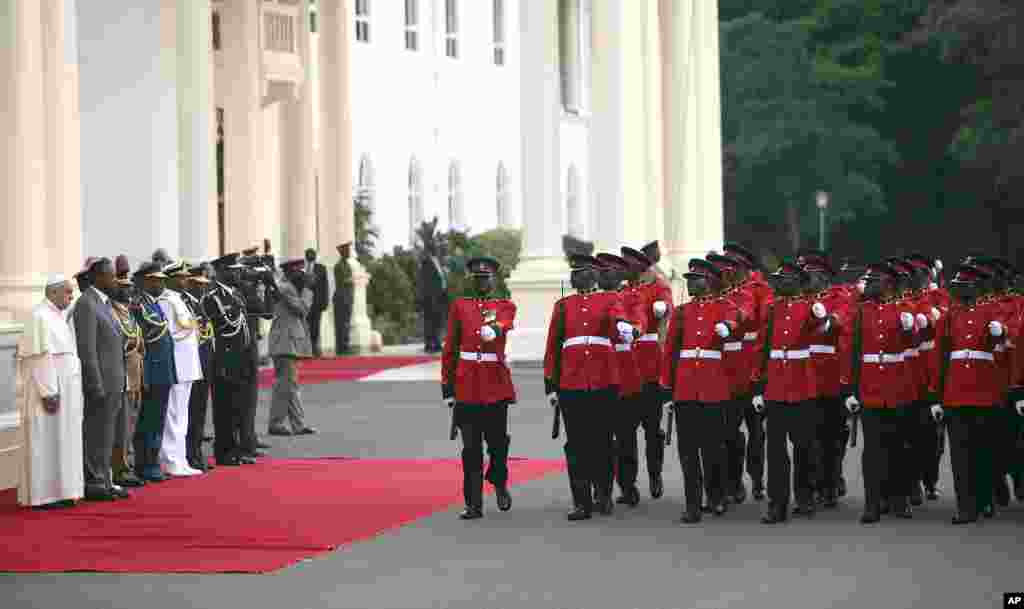 Papa Francis (kushoto) na Rais Uhuru Kenyatta wa Kenya, Nov. 25, 2015.