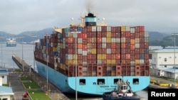 新加坡MAERSK TAURUS號貨櫃船經過巴拿馬運河的科科利船閘，駛過擴建後的運河。 (2024年8月12日)