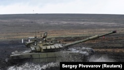 Un char de combat principal russe T-72B3 conduit lors d'exercices militaires dans le champ de tir de Kadamovsky dans la région de Rostov, en Russie, le 20 décembre 2021.