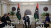 Le secrétaire d'État adjoint américain par intérim, Joey Hood, rencontre le premier ministre libyen, Abdulhamid Dbeibeh, et la ministre libyenne des affaires étrangères, Najla el-Mangoush, à Tripoli, en Libye, le 18 mai 2021.