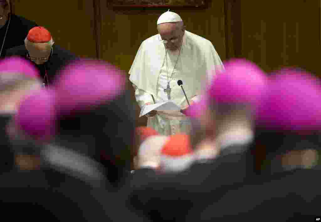 Le Pape François ouvre la séance de l'après-midi d'un synode de deux semaines sur les questions de la famille au Vatican, le lundi 6 octobre 2014, au cours duquel la contraception, les homosexuels, le mariage et le divorce sont discutées. (AP Photo / Alessandra Tarantino)