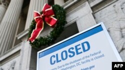 L’immeuble des Archives nationales fermé à la suite de la paralysie qui affecte de nombreuses administrations du gouvernement américain à Washington, le 22 décembre 2018. (Photo par ANDREW CABALLERO-REYNOLDS / AFP)