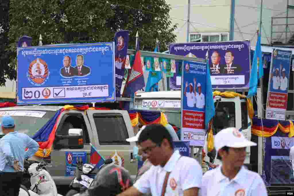គណបក្សប្រជាជនកម្ពុជាដែលកំពុងដឹកនាំរដ្ឋាភិបាល នៅព្រឹកថ្ងៃសៅរ៍នេះ បានចាប់ផ្តើមយុទ្ធនាការឃោសនាបោះឆ្នោតដែលធំជាងគណបក្សនយោបាយផ្សេងៗ នៅរាជធានីភ្នំពេញ ថ្ងៃសៅរ៍ ទី២៩ ខែកក្កដា ឆ្នាំ២០១៨។ (ស៊ុន ណារិន/VOA)