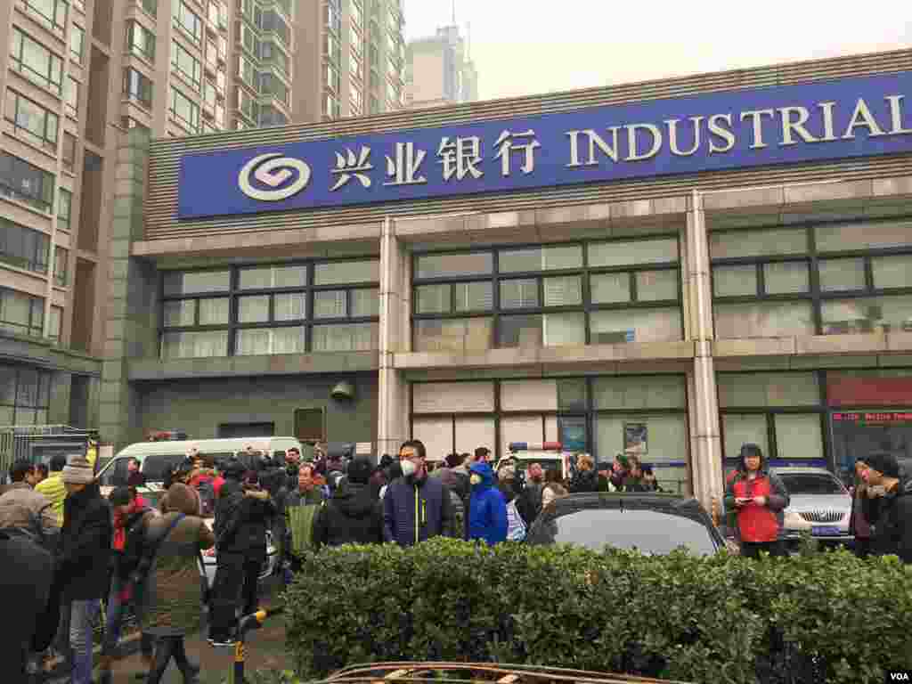 北京訪民在法院外面聲援因被控煽動民族仇恨罪和尋釁滋事罪受審的浦志強。 (美國之音葉兵拍攝)
