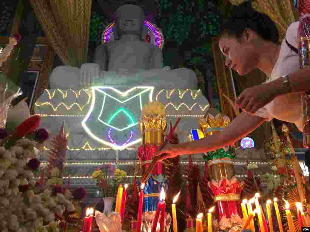 ប្រជាពលរដ្ឋខ្មែរ នៅថ្ងៃបុណ្យចូលឆ្នាំខ្មែរ ក្នុងវត្តមួយ ក្នុងរាជធានីភ្នំពេញ កាលពីថ្ងៃទី១៤ ខែមេសា ឆ្នាំ២០១៧។ (កាន់ វិច្ឆិកា/ VOA)