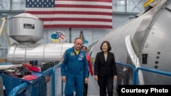 蔡英文參訪NASA約翰遜航天中心聽宇航員芬克解說(圖片來源：台灣總統府)
