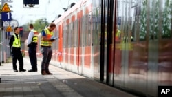 La police enquête sur le lieu d'une attaque au couteau à la station de Grafing, près de Munich, en Allemagne, 10 mai 2016. 