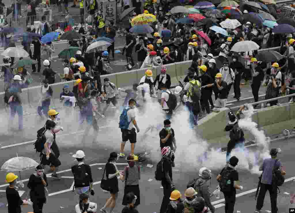 2019年6月12日星期三,香港警方使用催淚彈等驅趕反送中條例修訂的抗議者。