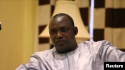 Le président élu Adama Barrow s'entretient avec un journaliste à Banjul, en Gambie, le 12 décembre 2016.