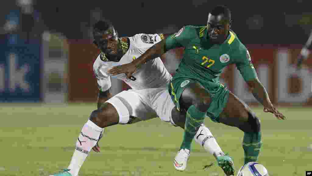 Henri Saivet du Sénégal, à droite, se défend contre Afriyie Acquah du Ghana, lors du match de football de la Coupe d'Afrique des Nations Groupe C entre le Ghana et le Sénégal à Mongomo, Guinée équatoriale, lundi 19 janvier 2015.