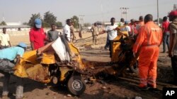Des personnes ramassent les débris après une explosion à Maiduguri, Nigeria, le 29 octobre 2016. 
