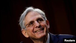 រូបឯកសារ៖ លោក Merrick Garland ក្នុងអំឡុងពេលចូលរួមសវនាការមួយរបស់ព្រឹទ្ធសភាអាមេរិក នៅរដ្ឋធានីវ៉ាស៊ីនតោន កាលពីថ្ងៃទី ២២ ខែកុម្ភៈ ឆ្នាំ ២០២១។