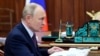 ប្រធានាធិបតី​រុស្ស៊ី លោក Vladimir Putin និយាយ​ជាមួយ​អភិបាល​តំបន់ Tver លោក Igor Rudenya ក្នុង​ពេល​ជួប​ប្រជុំ​របស់​ពួកគេ​នៅ​វិមាន​ក្រឹមឡាំង ក្នុង​ទីក្រុង​មូស្គូ ប្រទេស​រុស្ស៊ី កាល​ពី​ថ្ងៃ​អង្គារ ទី៤ ខែ​កុម្ភៈ ឆ្នាំ​២០២៥។