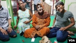 អ្នក​ស្រី Ibu Shinta (កណ្ដាល) និង​សិស្ស​របស់​អ្នក​ស្រី​នៅ​សាលា​សម្រាប់​ស្ត្រី​ប្តូរ​ភេទ​កាន់​សាសនា​ឥស្លាម​តែ​មួយ​គត់ ដែល​អ្នក​ស្រី​កំពុង​ដំណើរ​ការ​ដោយ​យក​ផ្ទះ​របស់​អ្នក​ស្រីធ្វើ​ទី​ស្នាក់​ការ ក្នុង​ក្រុង Yogyakarta ប្រទេស​ឥណ្ឌូនេស៊ី។