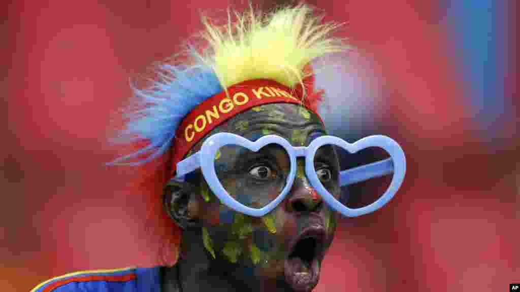 Un supporter de la RD Congo regarde le match de football de la Coupe d'Afrique des nations Groupe B entre la RD Congo et la Tunisie à Bata, en Guinée équatoriale, lundi 26 janvier 2015.