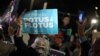 លោក Trump អរគុណ​អ្នក​ដែល​មក​គាំទ្រ​លោក​នៅ​ក្រៅ​មន្ទីរពេទ្យ 
