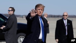 Le président Donald Trump avant son décollage pour le Vietnam le 25 février 2019.