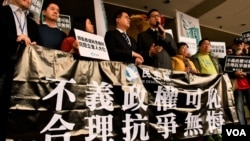 香港民主黨兩名立法會議員林卓廷及尹兆堅，被控妨礙立法會人員執行職務及普通襲擊罪，在法院提堂。(美國之音湯惠芸)