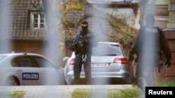 Des éléments de l’unité spéciale de la police allemande assurent la sécurité devant la Cour suprême à Karlsruhe, Allemagne, le 15 décembre 2015.