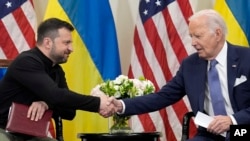Президенти України Володимир Зеленський і США Джо Байден, Париж, 7 червня 2024. AP Photo/Evan Vucci