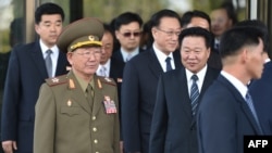 北韓國防委員會副委員長、軍隊總政治局長黃炳誓次帥（穿軍裝者）與北韓勞動黨中央書記崔龍海等官員離開仁川的酒店。