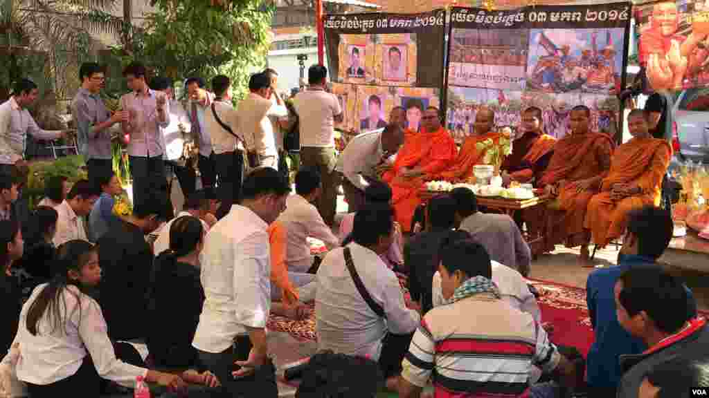 នៅថ្ងៃទី៣ ខែមករា ឆ្នាំ២០២០ ក្រុមសកម្មជនធ្វើពិធីរំឭកខួបលើកទី៦ឆ្នាំនៃការបង្ក្រាបហិង្សាលើផ្លូវវេងស្រង និងតំបន់រោងចក្រផ្សេងទៀត ក្នុងទីក្រុងភ្នំពេញ។ (ហ៊ុល រស្មី/VOA)