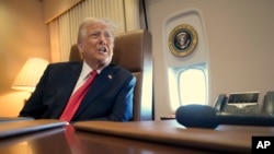 Rais wa Marekani, Donald Trump akiwa ndani ya ndege ya Air Force One akielekea New Orleans kuangalia Super Bowl ya 59. 