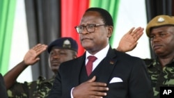 Le président du Malawi, Lazarus Chakwera, prête serment à Lilongwe, au Malawi, le 28 juin 2020. 