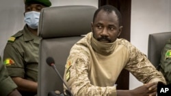 Le colonel Assimi Goita lors d'une rencontre avec une délégation de haut niveau du bloc régional ouest-africain connu sous le nom de CEDEAO, au ministère de la Défense à Bamako, Mali, le 22 août 2020. (AP Photo, File)