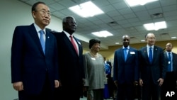 De la gauche: le Secrétaire général des Nations unies Ban Ki-moon, le président de la Sierra Leone, Ernest Bai Koroma, la présidente du Libéria, Ellen Johnson Sirleaf, le président de la Guinée, Alpha Condé, et le président de la Banque mondiale, Jim Yong Kim, vendredi 17 avril 2015..
