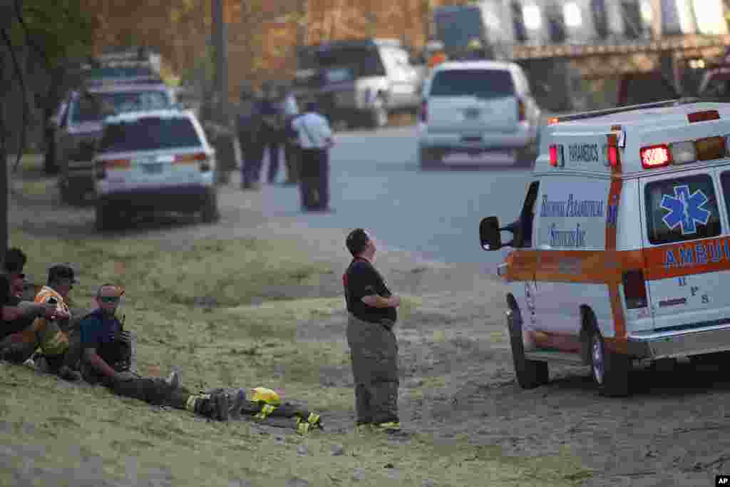 Les premiers pompiers sur place après l'explosion d'un oléoduc, le 31 octobre 2016, à Helena, Alabama.