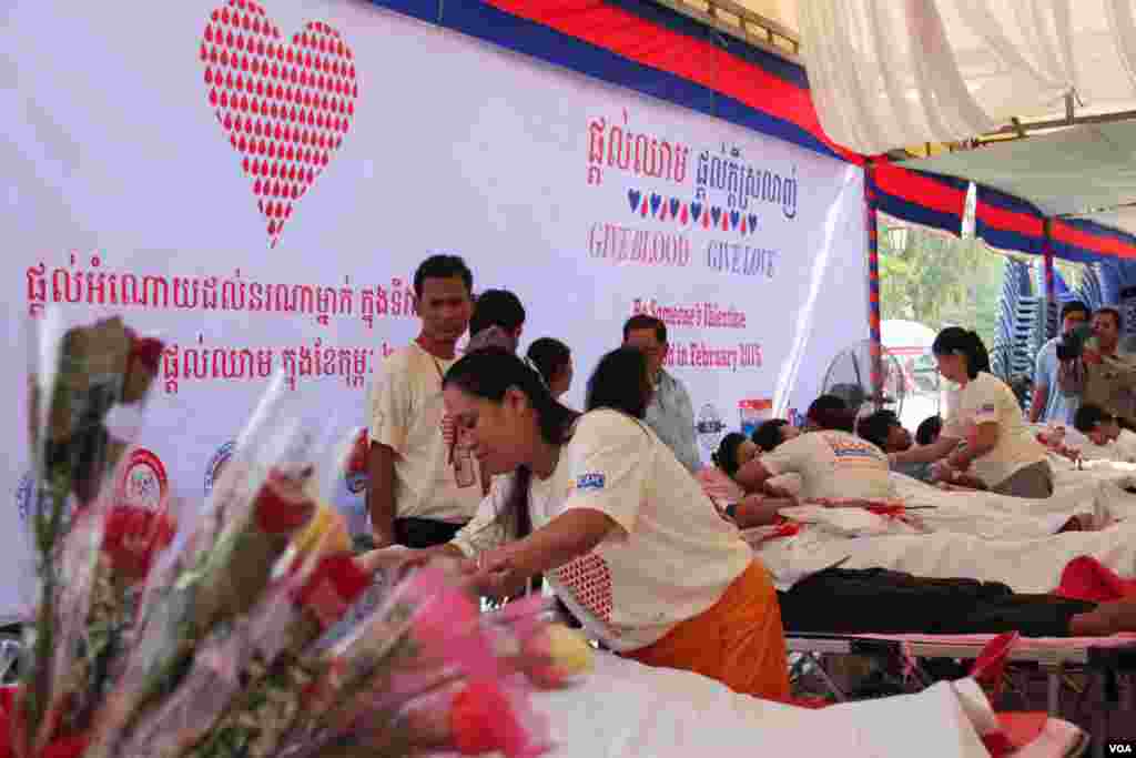 បុគ្គលិកនៃមជ្ឈមណ្ឌលជាតិផ្តល់ឈាមធ្វើការបូមឈាមពីអ្នកស្ម័គ្រចិត្តក្នុងកម្មវិធី «ផ្តល់ឈាម ផ្តល់ក្តីស្រឡាញ់» នៅទីលានប្រជាធិបតេយ្យ កាលពីថ្ងៃទី១៤ កុម្ភៈ ឆ្នាំ២០១៥។ មានមនុស្ស១៦០នាក់បានមកធ្វើការបរិច្ចាគឈាមនៅក្នុងកម្មវិធីនេះ។ (នូវ ពៅលក្ខិណា/VOA)