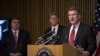 Ron Hosko, directeur adjoint de la Division des enquêtes criminelles du FBI, à droite, prend la parole lors d'une conférence de presse au siège du FBI à Washingotn, le lundi 29 Juillet 2013, à propos de l'opération «Cross Country."