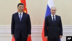 ប្រធានាធិបតីចិនលោក Xi Jinping (ឆ្វេង) និងប្រធានាធិបតីរុស្ស៊ីលោក Vladimir Putin ថតរូបរួមគ្នានៅខាងក្រៅកិច្ចប្រជុំរបស់អង្គការកិច្ចសហប្រតិបត្តិការសៀងហៃ (SCO) នៅក្នុងទីក្រុង Samarkand ប្រទេសអ៊ូសបេគីស្ថាន កាលពីថ្ងៃទី១៥ ខែកញ្ញា ឆ្នាំ២០២២។