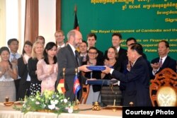 រូប​ឯកសារ៖ លោក Joachim von Marschall ឯកអគ្គរដ្ឋទូត​ប្រទេស​អាល្លឺម៉ង់​នៅ​ក្នុង​ពិធី​ចុះ​ហត្ថលេខាមួយ​នៅ​ក្រុមប្រឹក្សា​អភិវឌ្ឍន៍​កម្ពុជា កាល​ពី​ថ្ងៃ​ទី​៦ ខែ​មីនា ឆ្នាំ​២០១៦។ (រូបថត​ផ្តល់​ឲ្យ​ដោយស្ថានទូត​អាល្លឺម៉ង់)