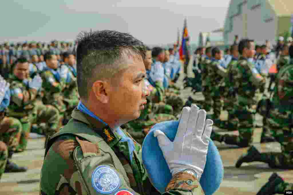 ទិដ្ឋភាពទូទៅនៃពិធីជូនដំណើរដល់កងកម្លាំងមួកខៀវកម្ពុជាចំនួន ៤២៨នាក់ ដែលនឹងចេញដំណើរទៅចូលរួមបេសកកម្មរក្សាសន្តិភាពក្នុងប្រទេសម៉ាលី និងប្រទេសស៊ូដង់ខាងត្បូង នាមូលដ្ឋានទ័ពអាកាសពោធិ៍ចិនតុង រាជធានីភ្នំពេញ ថ្ងៃទី៣ ខែឧសភា ឆ្នាំ២០១៨។ (អូន ឆេងប៉រ/VOA) 