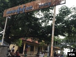 ទិដ្ឋភាពដ៏ស្ងប់ស្ងាត់មួយ នៅការិយាល័យបោះឆ្នោតមួយ នៅក្នុងស្រុកជីក្រែង ខេត្តសៀមរាប កាលពីព្រឹកថ្ងៃអាទិត្យ ទី២៩ ខែកក្កដា ឆ្នាំ២០១៨។ (ធីតា វីន/VOA)