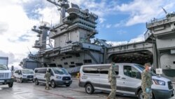 美國海軍將羅斯福號航母USS Theodore Roosevelt上的水兵接到關島岸上設施做隔離和身體檢查（美國海軍2020年4月3日）