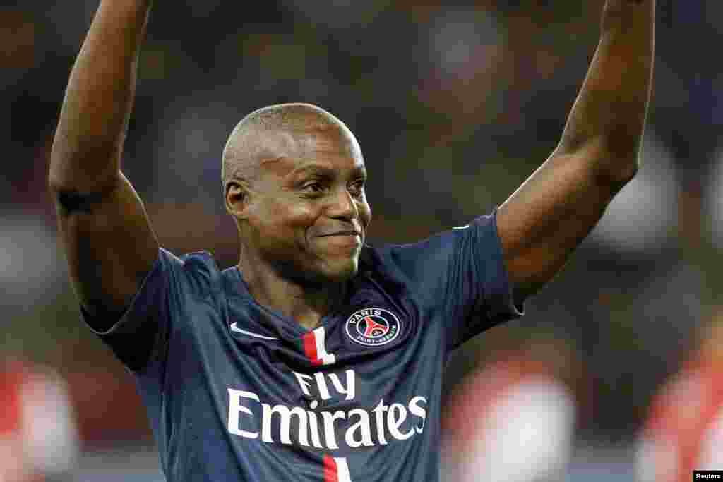 Carl Lewis a remporté dix médailles olympiques, dont neuf en or, ainsi que dix médailles aux championnats du monde d'athlétisme, dont huit en or.