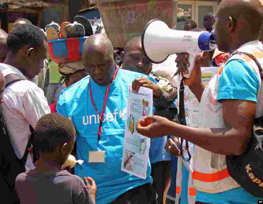 Les travailleurs de santé de l'UNICEF éduquent la population sur le virus Ebola et sur la façon de prévenir l'infection, à Conakry, en Guinée. (AP Photo / Youssouf Bah, File)