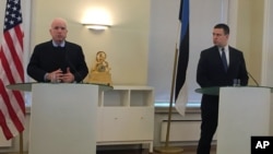 ព្រឹទ្ធសភា​អាមេរិក​ លោក John McCain ថ្លែង​ក្នុង​សន្និសីទ​​កាសែត​រួម​គ្នាមួយ​​ជាមួយ​នាយក​រដ្ឋ​មន្ត្រី​អេស្តូនី លោក Juri Ratas នៅ​ទីក្រុង​តាលិន កាល​ពី​ថ្ងៃទី​២៧ ខែ​ធ្នូ។