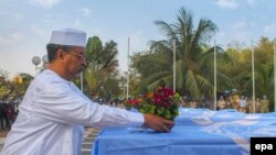Mahamat Saleh Annadif, chef de la Minusma, déposant des fleurs sur le cercueil d'un casque bleu tué à Kidal, le 17 février 2016.