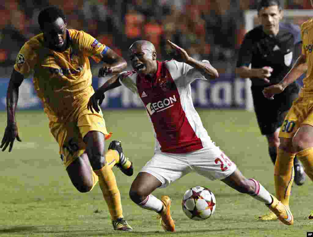 Nicosie Vinicius de Apoel, à gauche, tente d'arrêter Thulani Serero de l'Ajax lors du match de la Ligue des Champions Groupe F entre Apoel et Ajax, au GSP Stadium, Nicosie, mardi 30 septembre 2014.