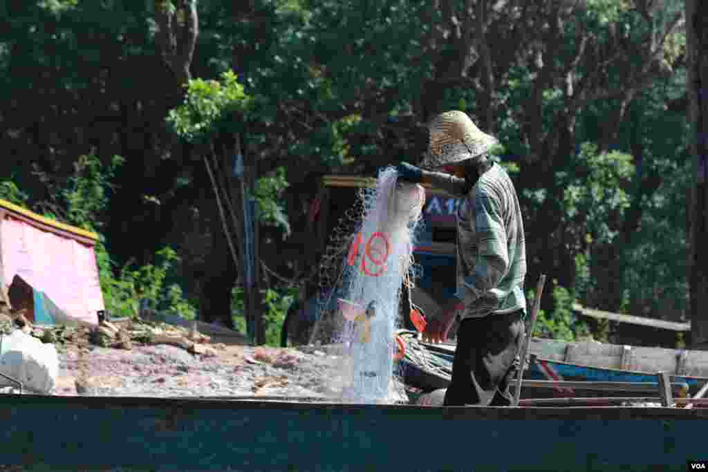 អ្នកនេសាទម្នាក់ កំពុងរៀបចំសំណាញ់នៅក្នុងភូមិកំពង់ភ្លុក ខេត្តសៀមរាប កាលពីថ្ងៃទី៥ ខែធ្នូ ឆ្នាំ២០១៥។ កំពង់ភ្លុកគឺជាសហគមន៍នេសាទស្ថិតនៅក្នុងខេត្តសៀមរាបទឹកដីអង្គរក្បែរបឹងទន្លេសាប ដែលប្រជាជនជាច្រើនពាន់គ្រួសាររស់នៅ។ (នូវ ពៅលក្ខិណា/VOA)