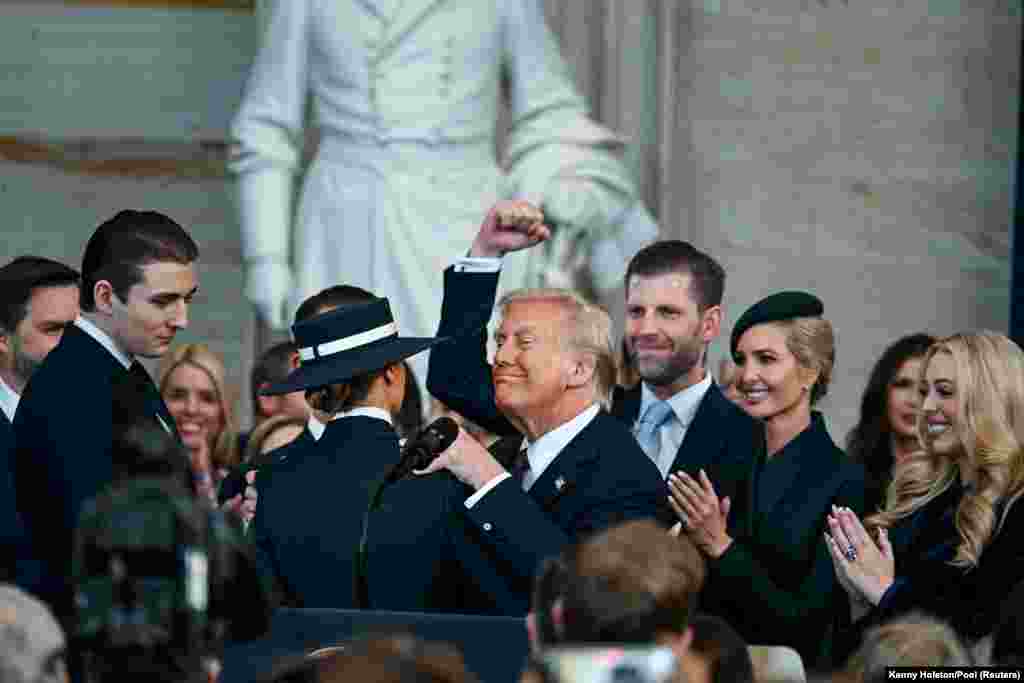 ប្រធានាធិបតី Donald J. Trump អបអរជាមួយគ្រួសារបន្ទាប់ពីលោកបានស្បថចូលកាន់តំណែងជាប្រធានាធិបតីអាមេរិកទី៤៧ នៅក្នុងវិមានសភារដ្ឋធានីវ៉ាស៊ីនតោនកាលពីថ្ងៃទី២០ មករា ឆ្នាំ២០២៥។