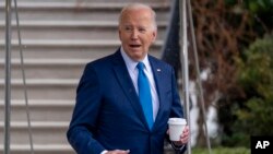 លោកប្រធានាធិបតី Joe Biden ដើរចេញពីសេតវិមានកាលពីថ្ងៃពុធ ទី២៨ កុម្ភៈ ឆ្នាំ២០២៤។