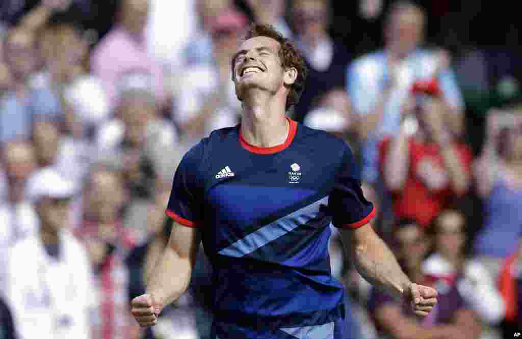 Britain's Andy Murray celebrates after defeating Switzerland's Roger Federer to win the men's singles gold medal match at the All England Lawn Tennis Club at Wimbledon, in London, at the 2012 Summer Olympics, Aug. 5, 2012.