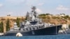 Російський ракетний крейсер «Москва», флагман Чорноморського флоту Росії, у чорноморському порту Севастополь, 11 вересня 2008 року. У квітні 2022 року корабель був потоплений. Міністерство оборони Росії не визнало, що корабель потопила українська ракета.  (Фото AP, файл)