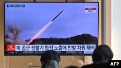 南韓民眾在一個車站觀看北韓發射導彈的新聞報導。（法新社2024年1月24日）