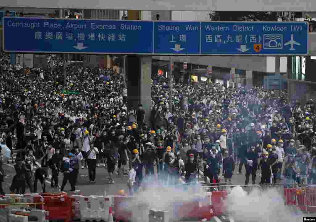 反對香港立法會強推逃犯條例修訂案二讀的香港抗議者2019年6月12日佔據了立法會附近的主要交通幹道。